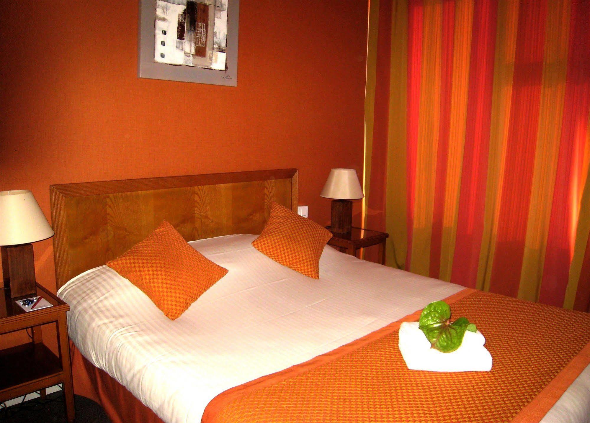 Hotel Le Grand Monarque Melun Zewnętrze zdjęcie