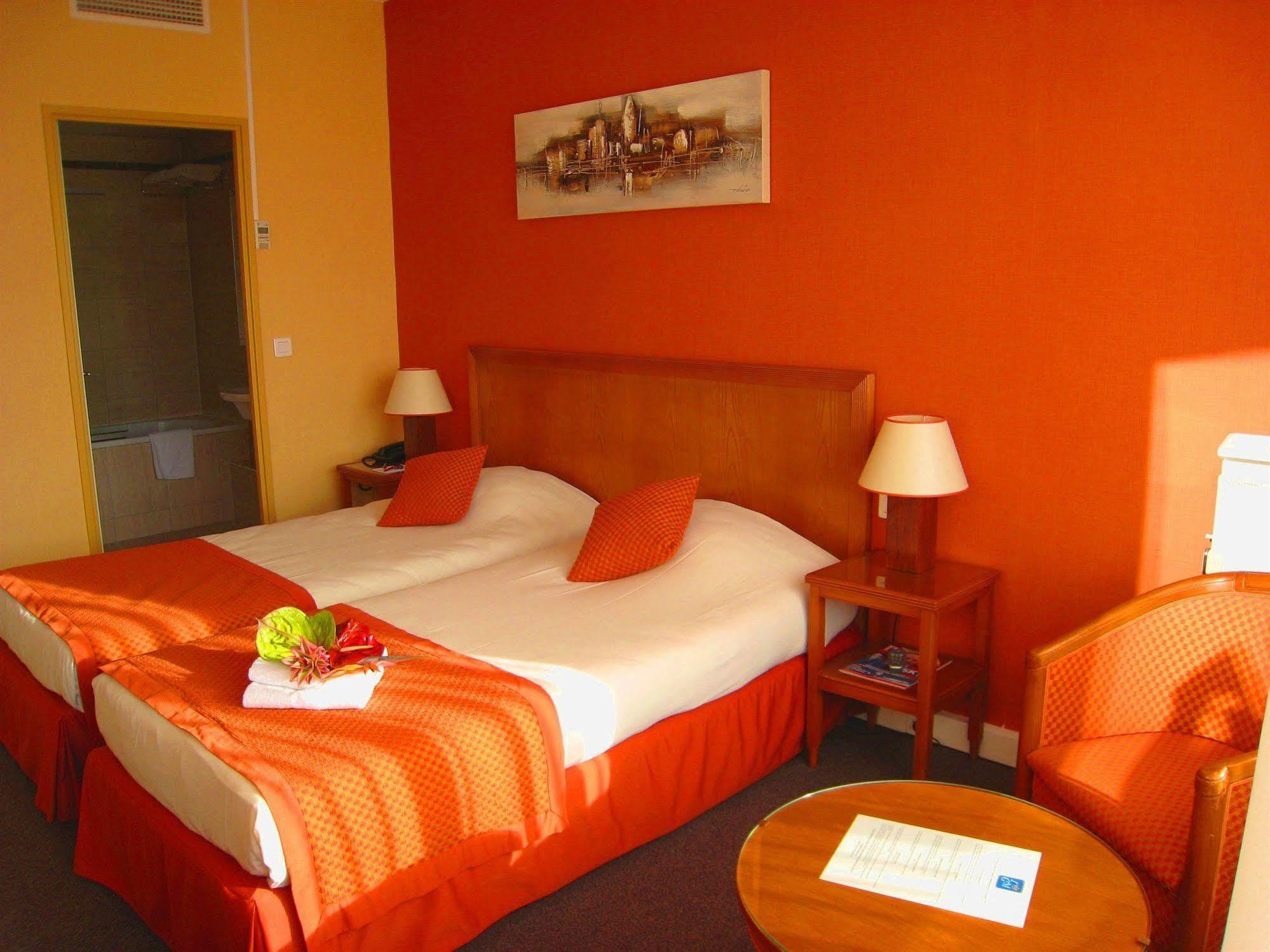 Hotel Le Grand Monarque Melun Zewnętrze zdjęcie